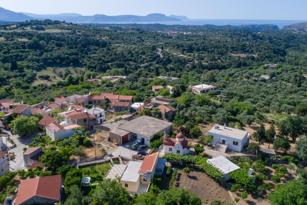 widok z góry na osiedle mieszkaniowe w obiekcie La Casa Rustica w mieście Roústika