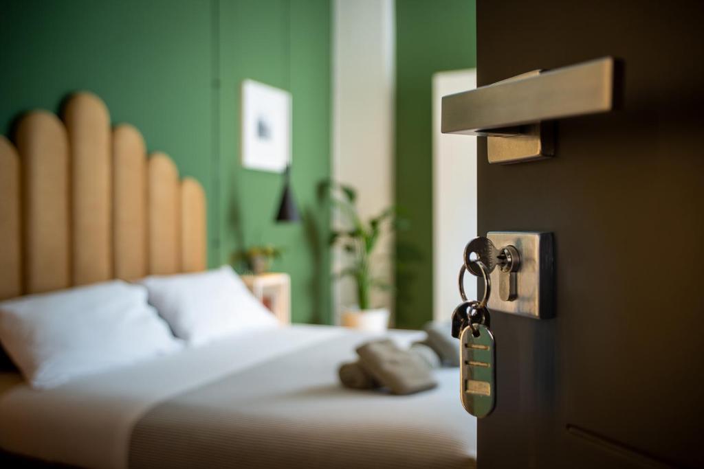una camera con un letto con una chiave su una porta di Terzopiano a Treviso