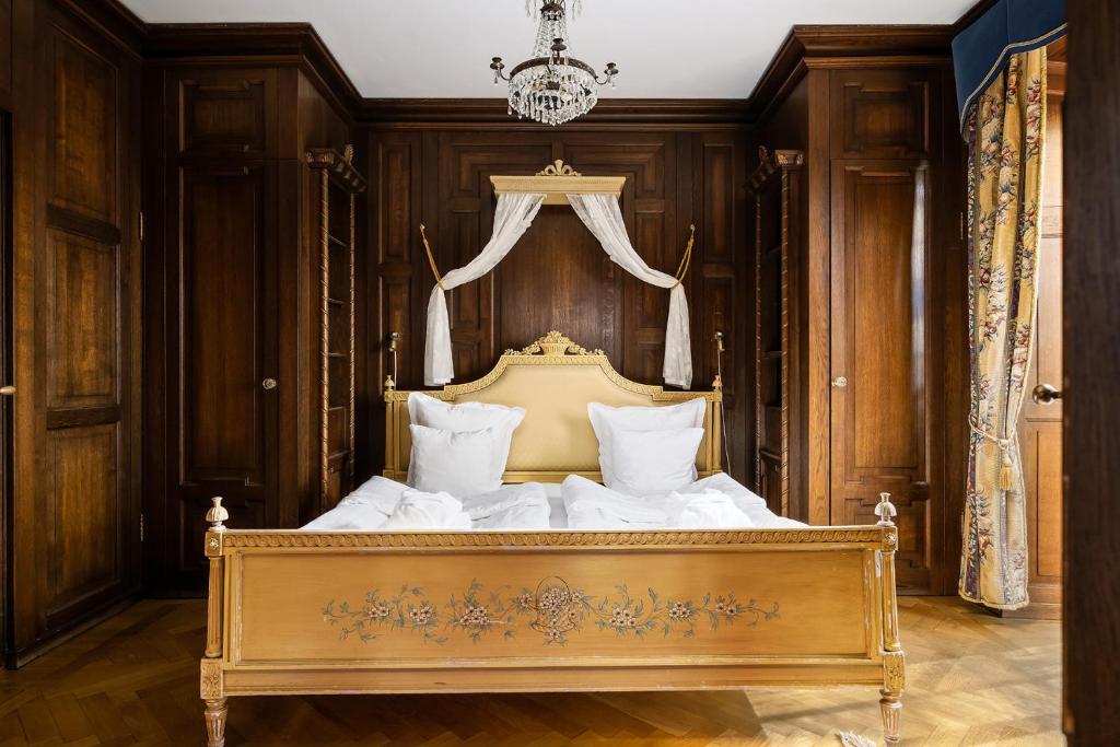 Postel nebo postele na pokoji v ubytování Häringe Slott