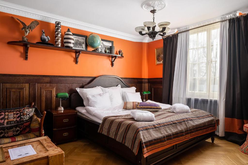 Postel nebo postele na pokoji v ubytování Häringe Slott