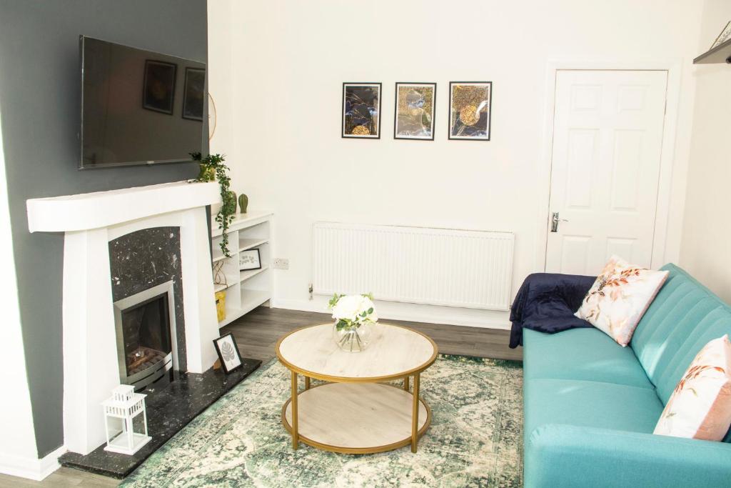 Trafford House - Stylish 3-bed home with private parking - Three-Bedroom House
