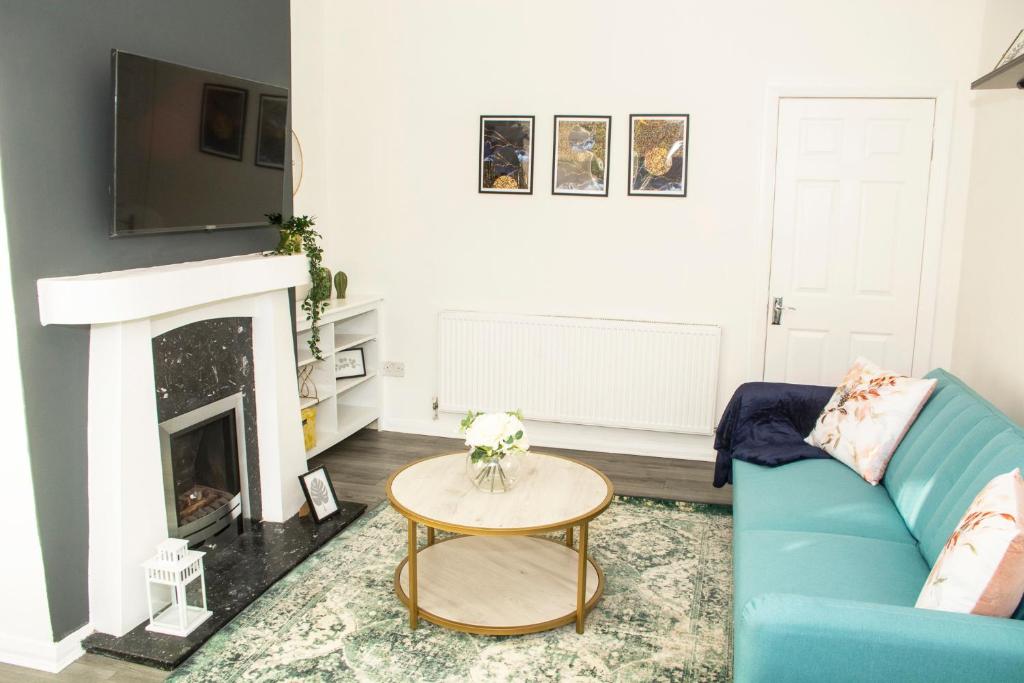 Trafford House - Stylish 3-bed home with private parking