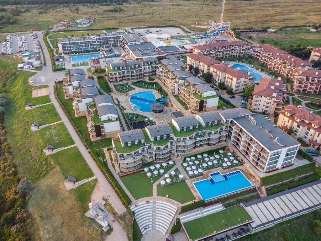 uma vista aérea de um resort em Topola Skies Resort & Aquapark em Topola