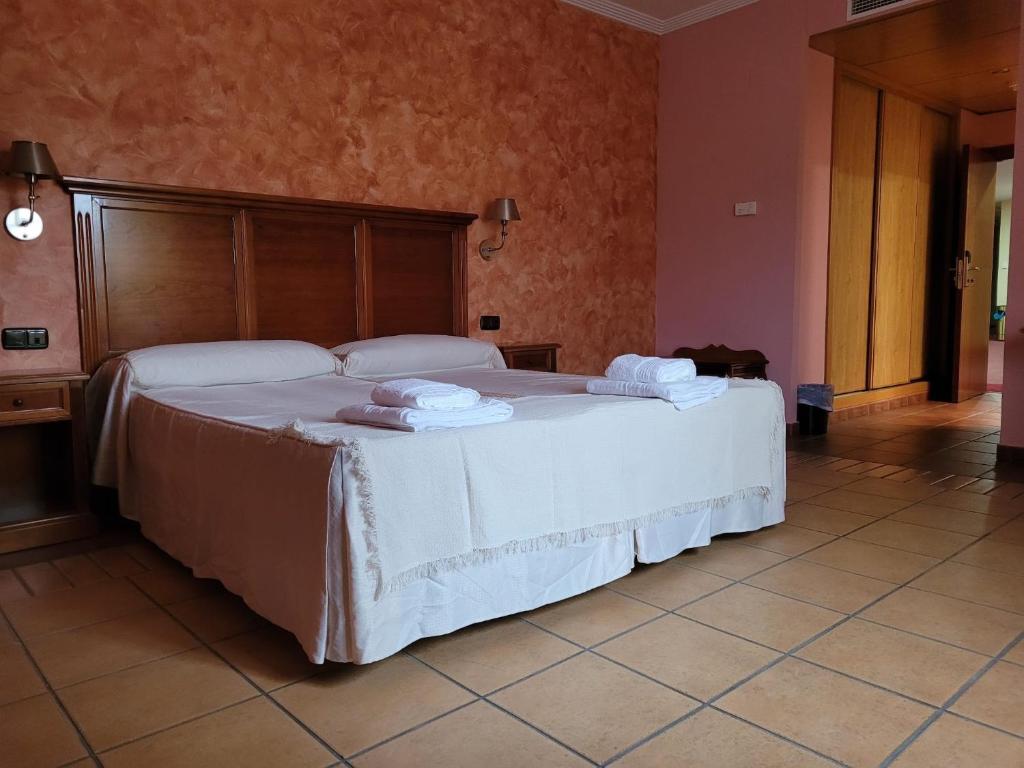 A bed or beds in a room at Hospedium Hotel Doña Mafalda de Castilla