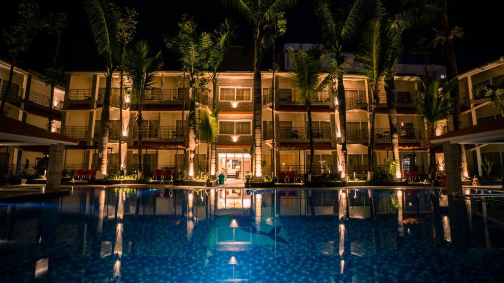 Bazén v ubytování Hotel Sonar Bangla Tarapith nebo v jeho okolí
