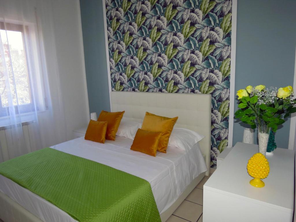 1 dormitorio con 1 cama con edredón verde y blanco en Syrene Apartment, en Sorrento