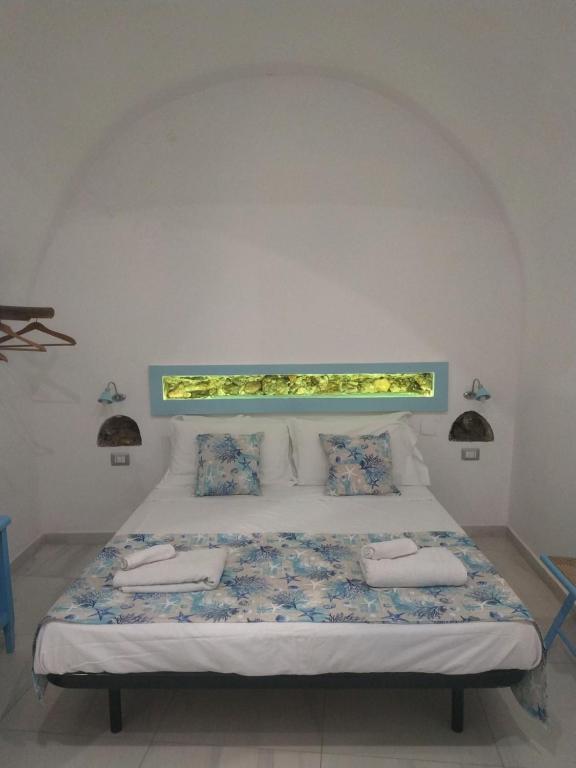 sypialnia z łóżkiem z oknem w obiekcie Suite sul mare w mieście Giardini Naxos