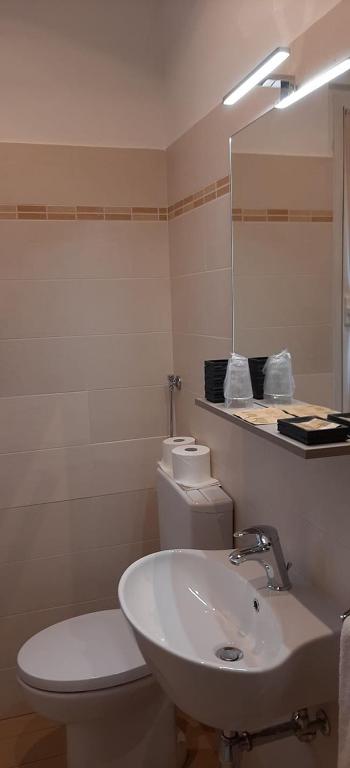 Koupelna v ubytování Da Gianni Hotel