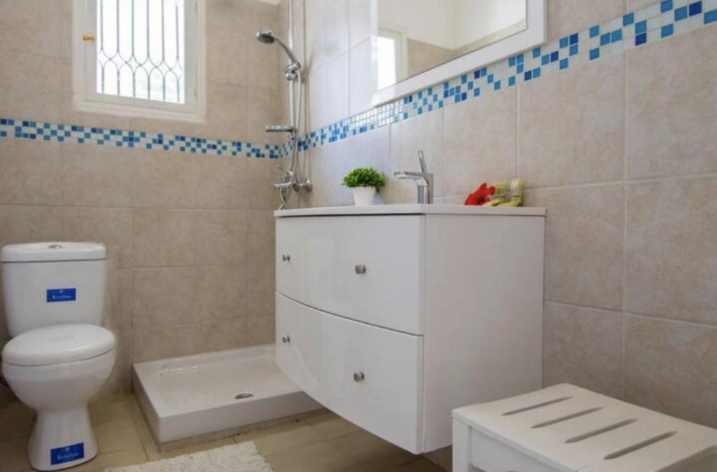Koupelna v ubytování New! PaxosWhite Sea View Apartments & Studios!