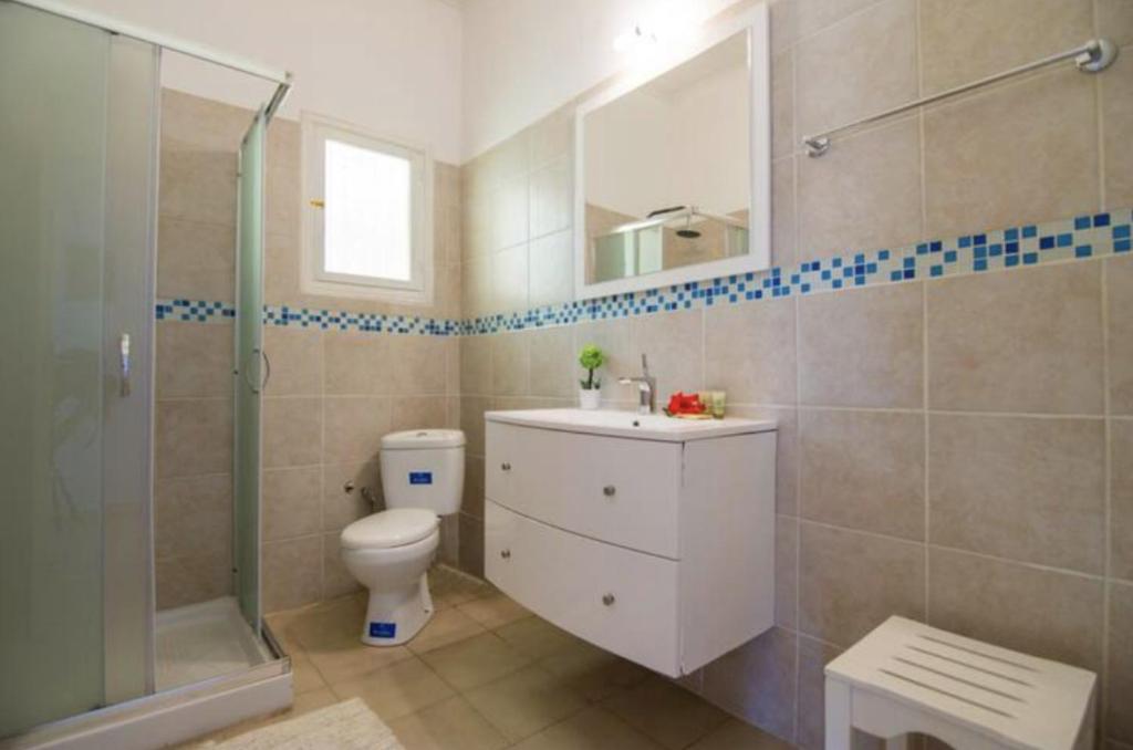 Koupelna v ubytování New! PaxosWhite Sea View Apartments & Studios!
