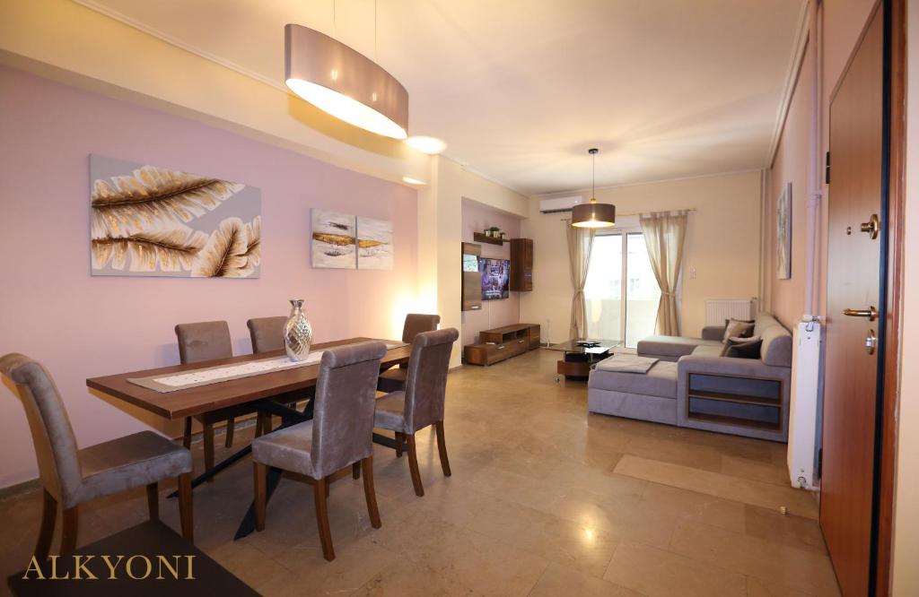 Posezení v ubytování MELMA PROPERTIES- ALKYONI apartment by the sea in Piraeus