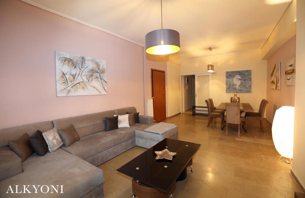 Posezení v ubytování MELMA PROPERTIES- ALKYONI apartment by the sea in Piraeus