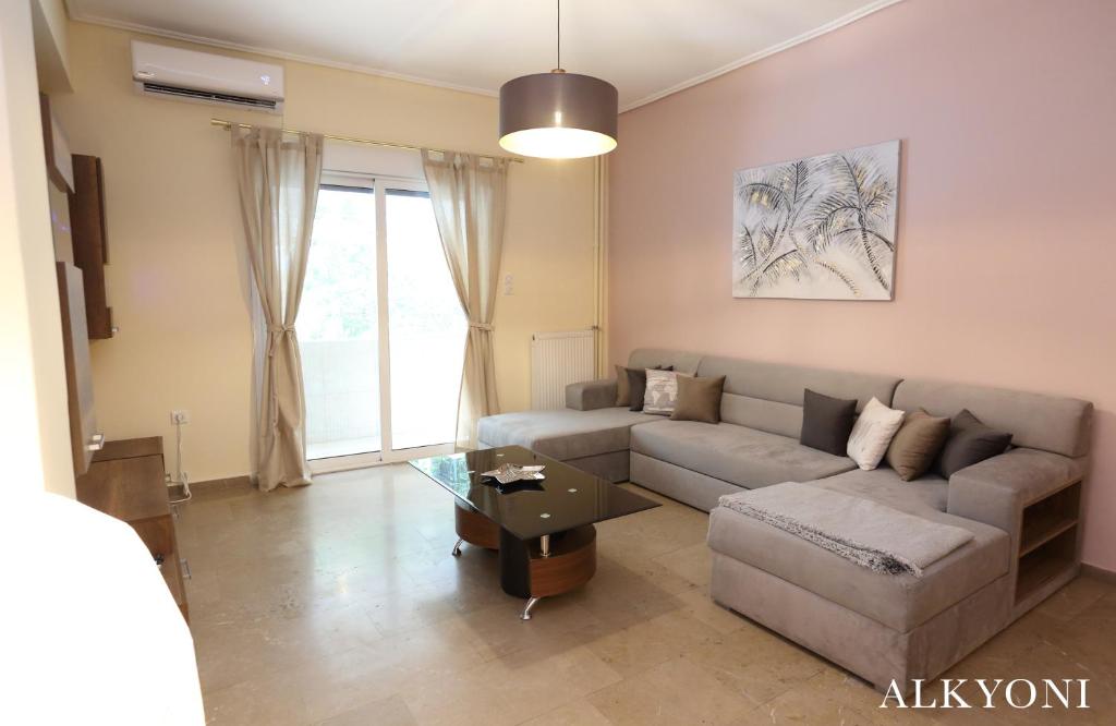 Posezení v ubytování MELMA PROPERTIES- ALKYONI apartment by the sea in Piraeus