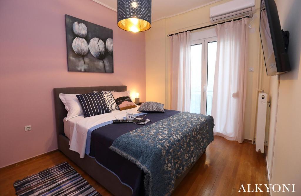 Postel nebo postele na pokoji v ubytování MELMA PROPERTIES- ALKYONI apartment by the sea in Piraeus