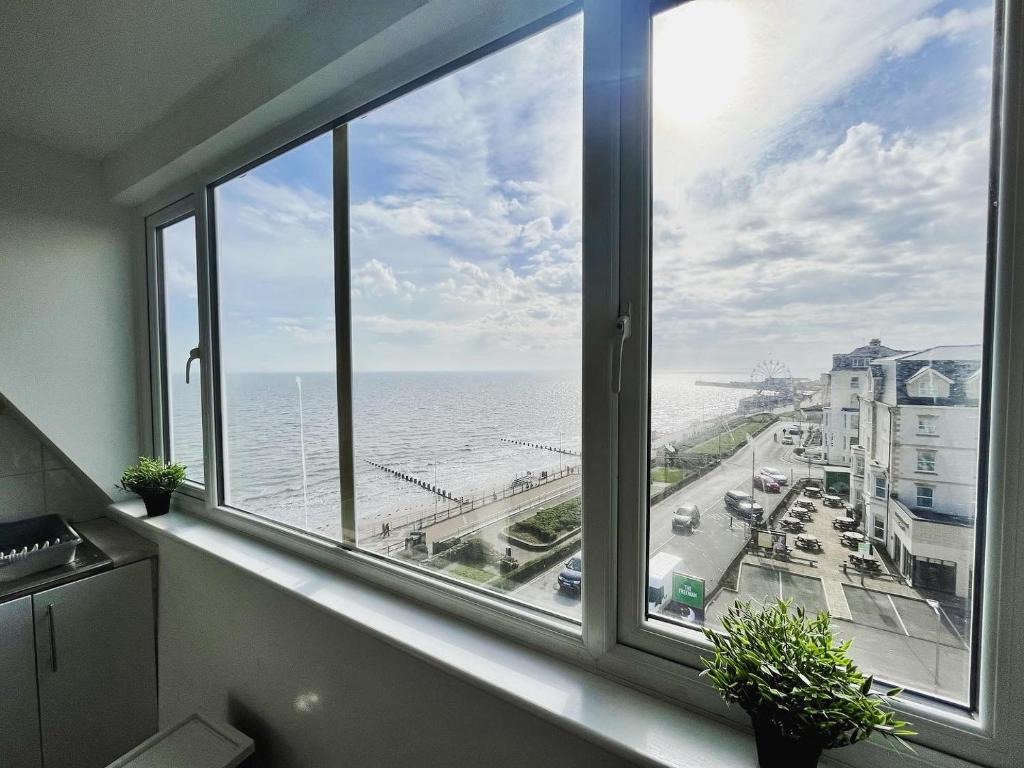 una ventana en una habitación con vistas al océano en Oceana Holiday Apartments en Bridlington