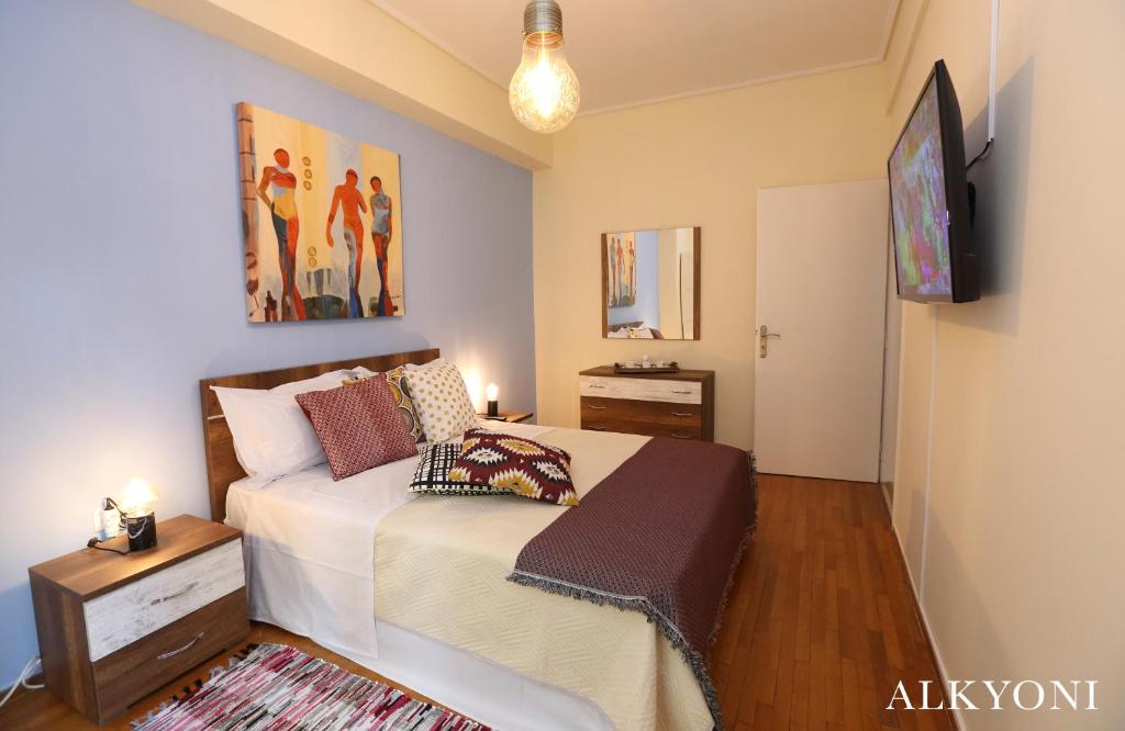 TV a/nebo společenská místnost v ubytování MELMA PROPERTIES- ALKYONI apartment by the sea in Piraeus