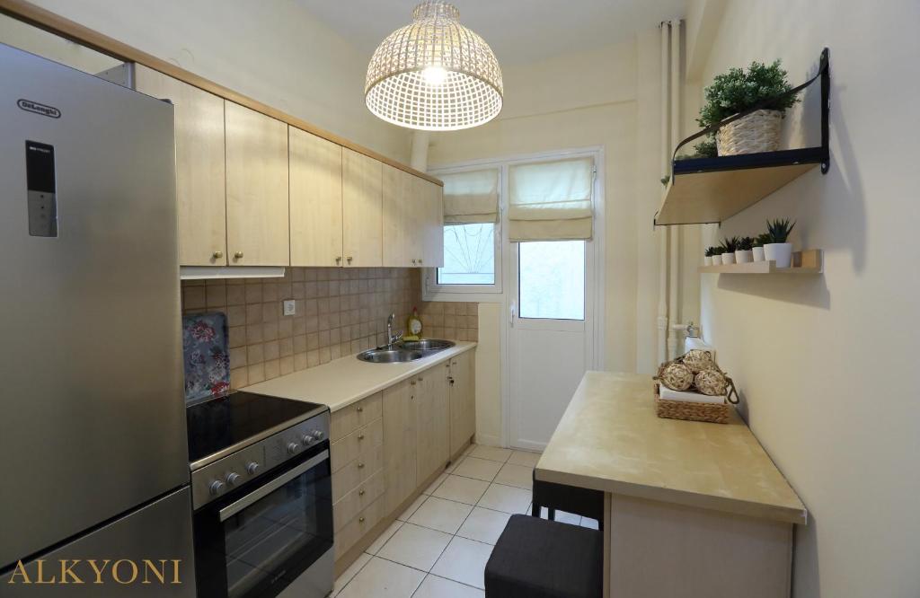 Kuchyň nebo kuchyňský kout v ubytování MELMA PROPERTIES- ALKYONI apartment by the sea in Piraeus