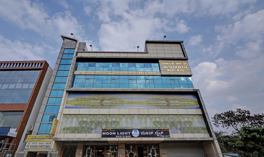 um edifício alto com um mural ao lado em J C Comforts em Bangalore