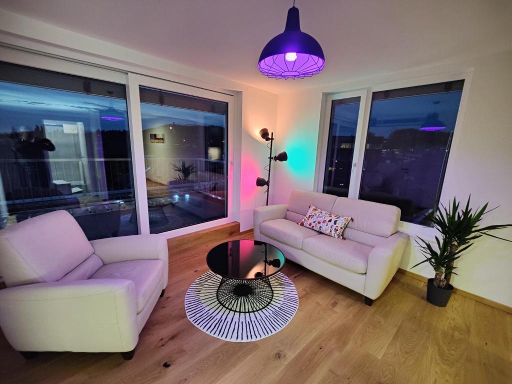 Sala de estar con 2 sofás y mesa en Penthouse Flat Carolina in Salzburg Stadt en Salzburgo