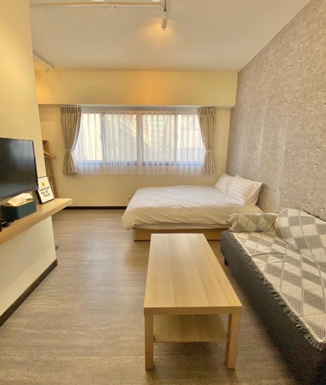 Postel nebo postele na pokoji v ubytování 寓樂居