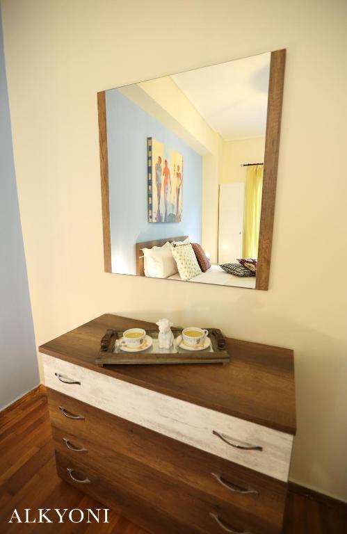 Postel nebo postele na pokoji v ubytování MELMA PROPERTIES- ALKYONI apartment by the sea in Piraeus