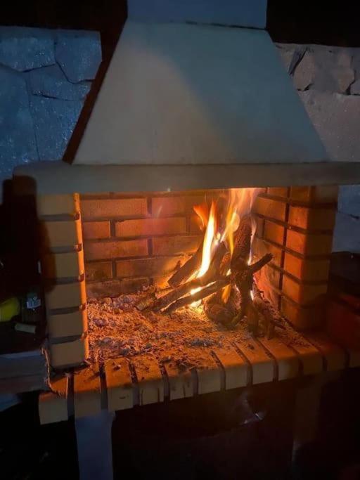 Gril dostupný pro hosty v chaty