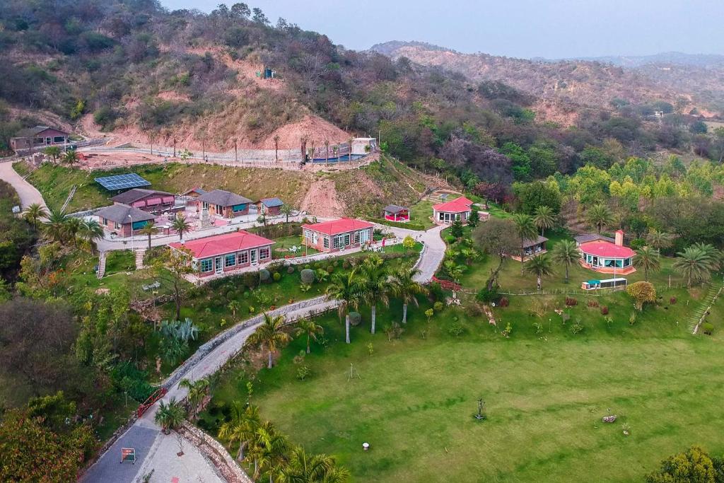 una vista aérea de una casa en una colina en StayVista at Brickwood Hill with Outdoor Infinity Pool & Jacuzzi, en Chandīgarh