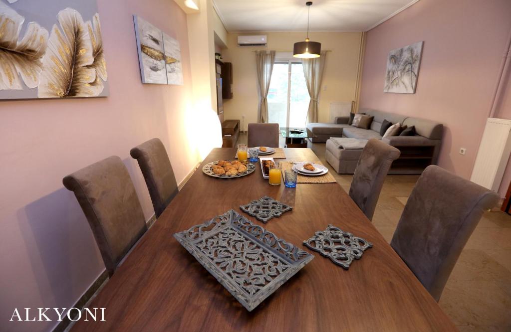 Posezení v ubytování MELMA PROPERTIES- ALKYONI apartment by the sea in Piraeus