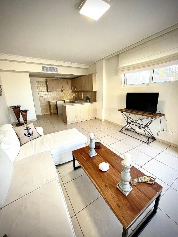 Televízia a/alebo spoločenská miestnosť v ubytovaní PH Marina Apartments