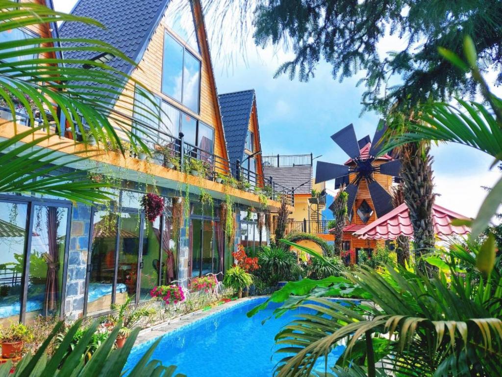 een resort met een zwembad voor een gebouw bij Sa Mộc House Tam Đảo - Venuestay in Vĩnh Phúc