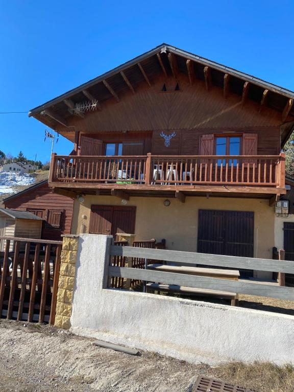 uma casa com uma varanda em cima em chalet au pieds des pistes le cambre aze em Bolquere Pyrenees 2000