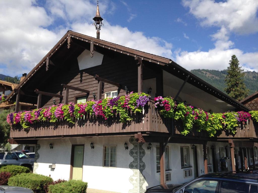 a house with flower boxes on the balcony at Linderhof Inn in Leavenworth