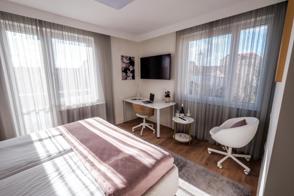 Televízia a/alebo spoločenská miestnosť v ubytovaní Adele Apartments