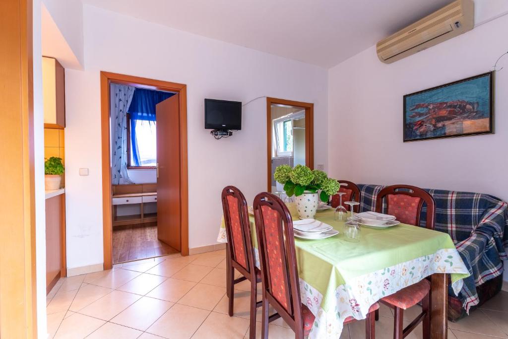 TV a/nebo společenská místnost v ubytování Apartments Zdena