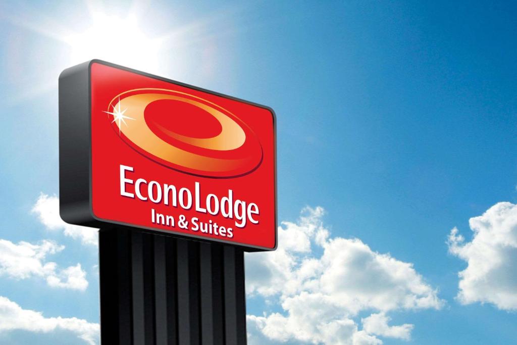 a sign for a colombozy firm and substitutes at Econo Lodge Inn & Suites in Altus