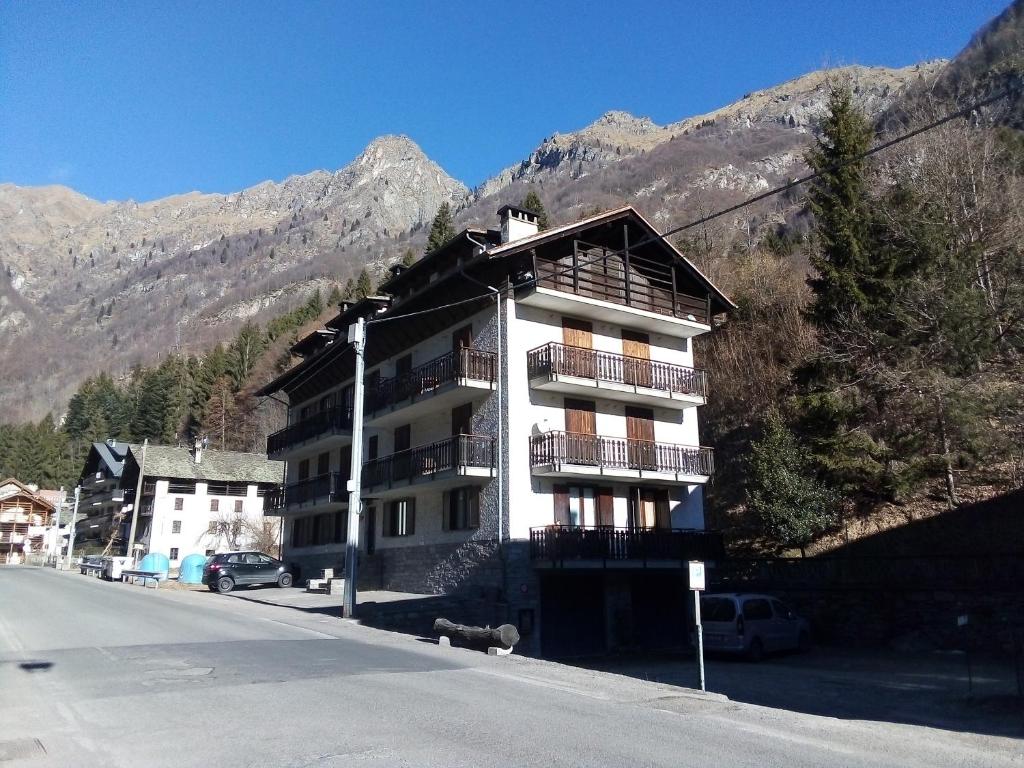- un bâtiment sur le côté d'une rue avec des montagnes dans l'établissement Appartamento Graziella, à Mollia