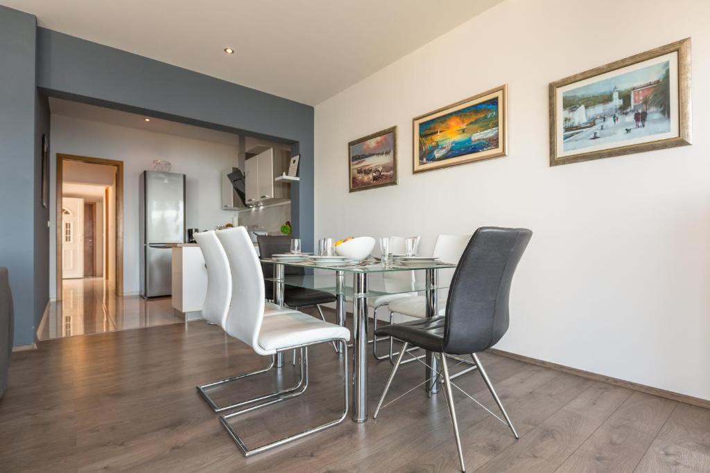 Posedenie v ubytovaní MODERN apartment OMIS
