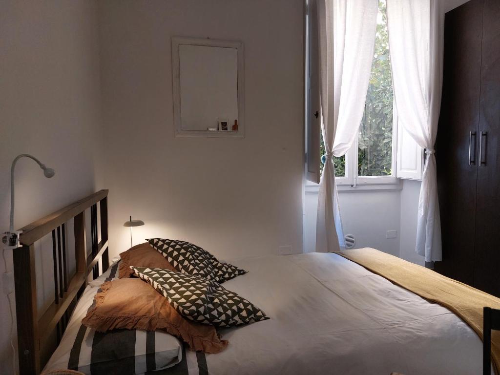 フィレンツェにあるLa Casa di Gretaのベッドルーム1室(ベッド2台、窓付)