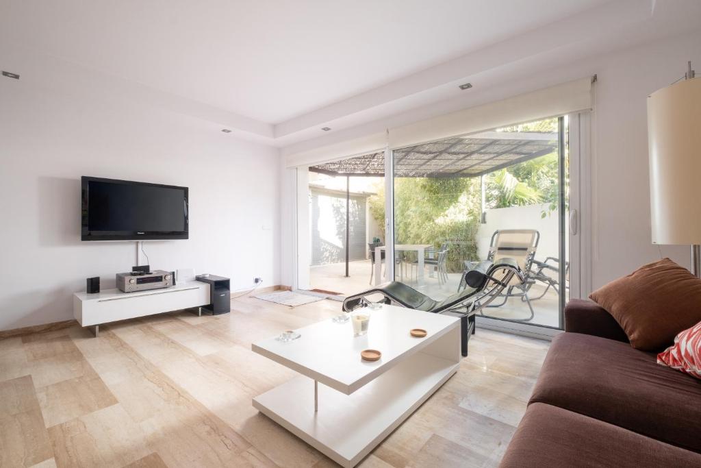 TV a/nebo společenská místnost v ubytování Apartment near to the beach in Puerto de Pollensa
