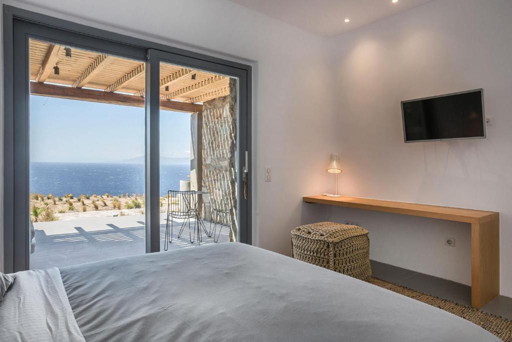 Una habitación con cama y vistas al océano. en Villa Aether - Infinity Pool Villa Mykonos, en Mykonos ciudad