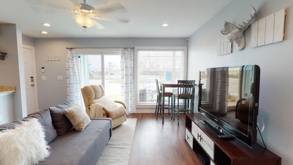 AH-J134 Newly Constructed First Floor Condo Near Marina - Housity