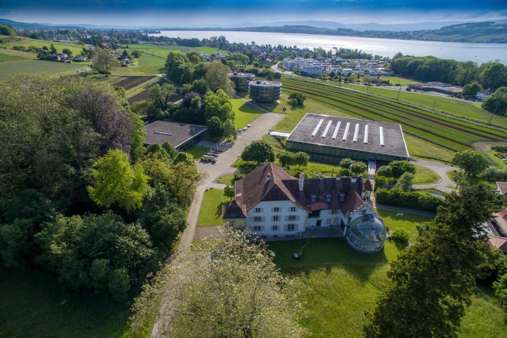 - une vue aérienne sur une grande maison sur une pelouse dans l'établissement Centre Loewenberg, à Morat