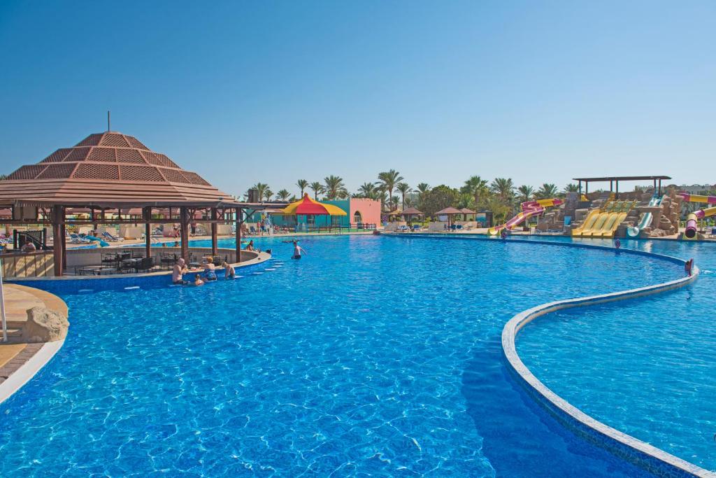 una grande piscina in un parco a tema di Sunrise Royal Makadi Resort a Hurghada