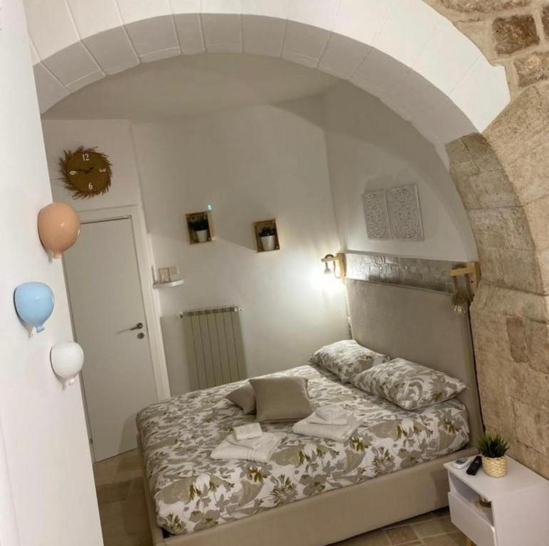 małą sypialnię z łóżkiem w łuku w obiekcie Casa vacanze LaCorte ByFrancy w mieście Bari