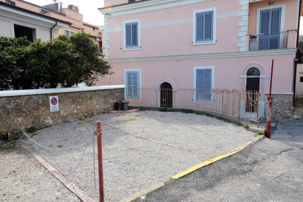 een gebouw met een hek ervoor bij CASA ANTICA in Gaeta