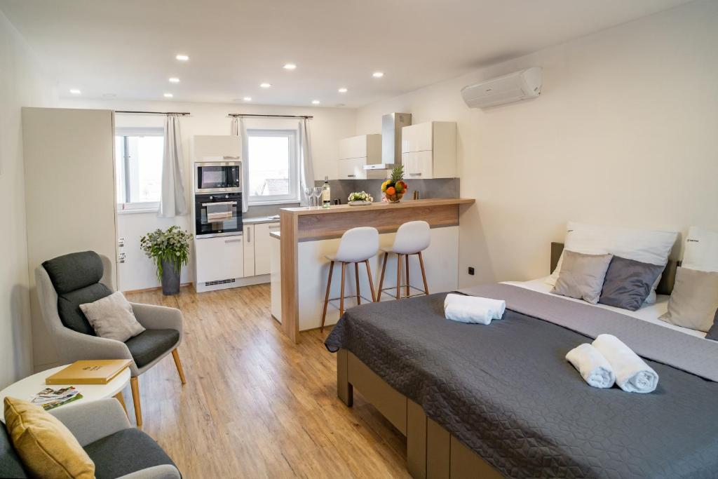 Cet appartement comprend une chambre avec un lit et une cuisine avec un comptoir. dans l'établissement Hotel Smrž, à Sepekov