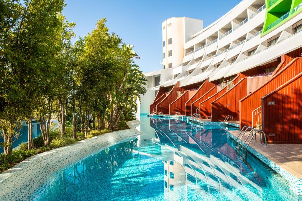 Bazén v ubytování Cornelia Diamond Golf Resort & Spa nebo v jeho okolí