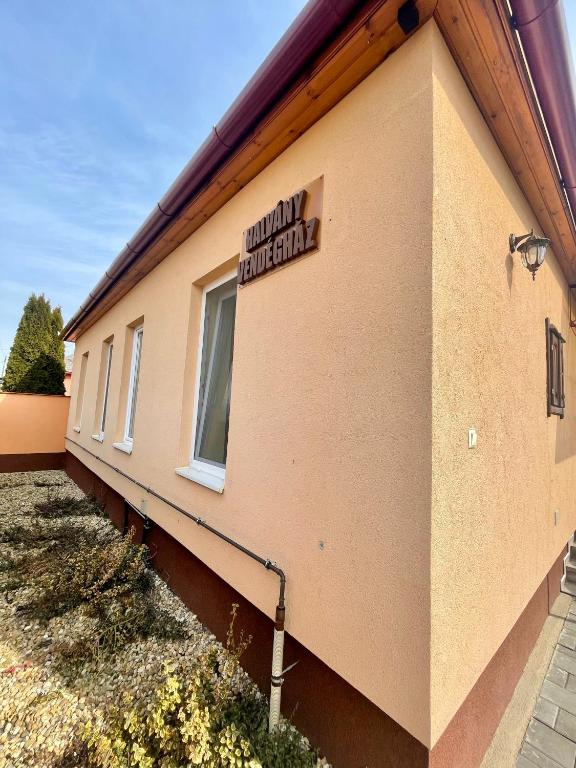 Halvány Vendégház - Three-Bedroom House