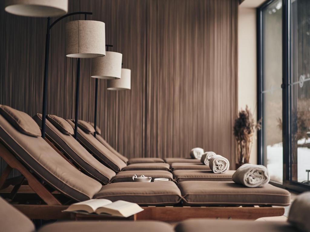 Posezení v ubytování A-ROSA Ifen Hotel Kleinwalsertal
