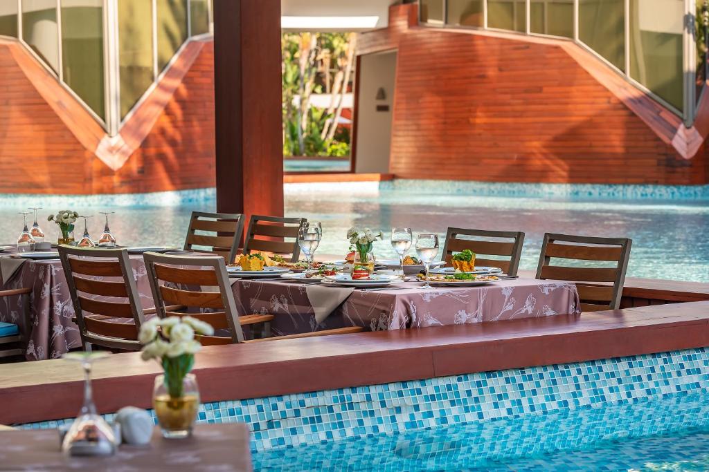 Bazén v ubytování Cornelia Diamond Golf Resort & Spa nebo v jeho okolí